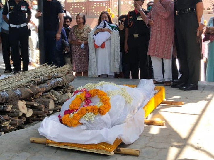 पंचतत्व में विलीन हुए शहीद कर्नल आशुतोष शर्मा, अंतिम संस्कार से पहले की गई पुष्पवर्षा