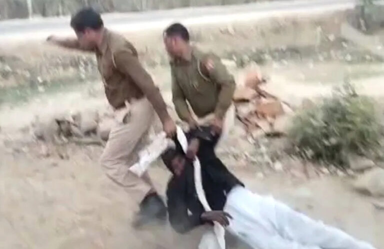 पुलिस का क्रूर और अमानवीय चेहरा, बुजुर्ग को लाठियों से पीटकर जमीन पर घसीटा