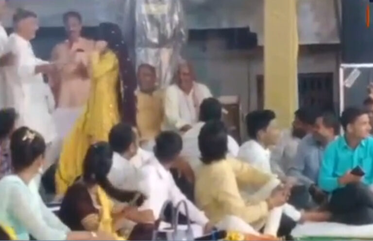 आस्था के नाम पर अश्लीलता! राम रथ यात्रा मेले में गंदा डांस, नेता की गोद में बैठ गई महिला