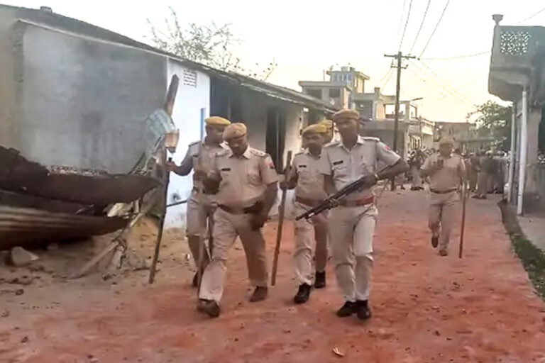 टोंक में दो समुदायों के बीच हिंसक झड़प, पथराव और लाठी-डंडे से पुलिसकर्मी समेत कई घायल