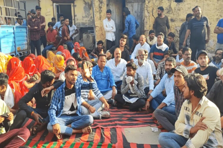 जयपुर में सुसाइड मामले ने पकड़ा तूल: शव लेकर धरने पर बैठा परिवार, मंत्री महेश जोशी ने दी सफाई