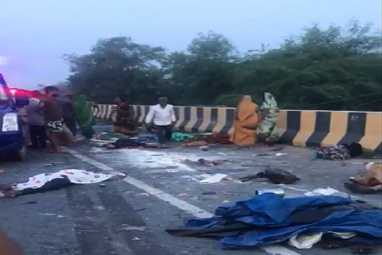 भरतपुर में भीषण हादसा : बस में घुसा ट्रेलर, 12 लोगों की दर्दनाक मौत